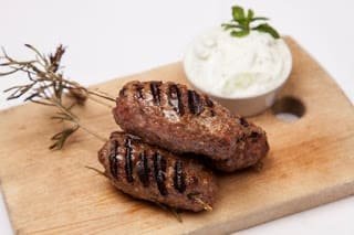 كفتة لحم مع صوص الخيار