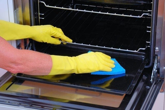 كيفية تنظيف الفرن بسهولة
