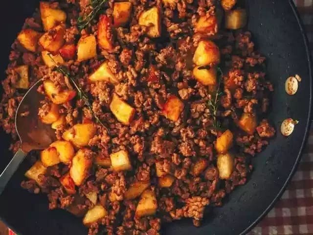 طريقة عمل بطاطس مفرومة باللحمة