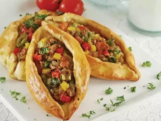 طريقة عمل خبز عربى باللحم المفروم