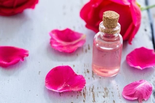 فوائد ماء الورد للبشرة