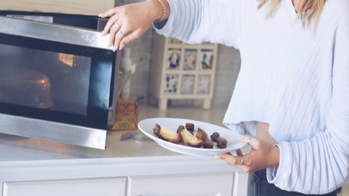 أطعمة لا تضعها في الميكروويف