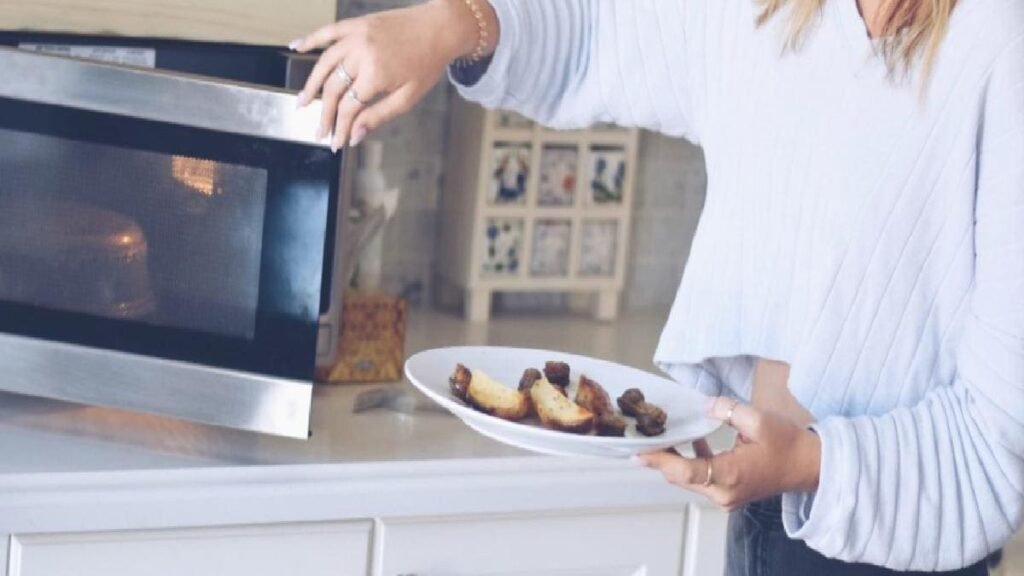 أطعمة لا تضعها في الميكروويف