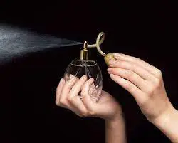 كيفية تعطير الجسم مع ثبات رائحة العطر